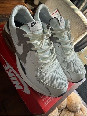 Nike Air Men’s White & Gray Retro Low-Top Sneakers